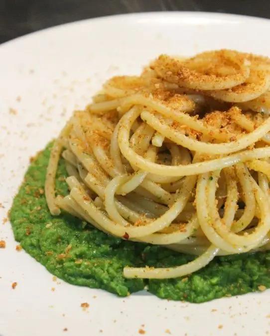 Ricetta Spaghetti aglio olio peperoncino e acciughe su crema di broccoli con pangrattato di Dueamiciaifornelli