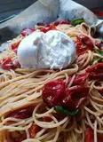 Immagine del passaggio 4 della ricetta Spaghetti con pomodorini confit e burrata