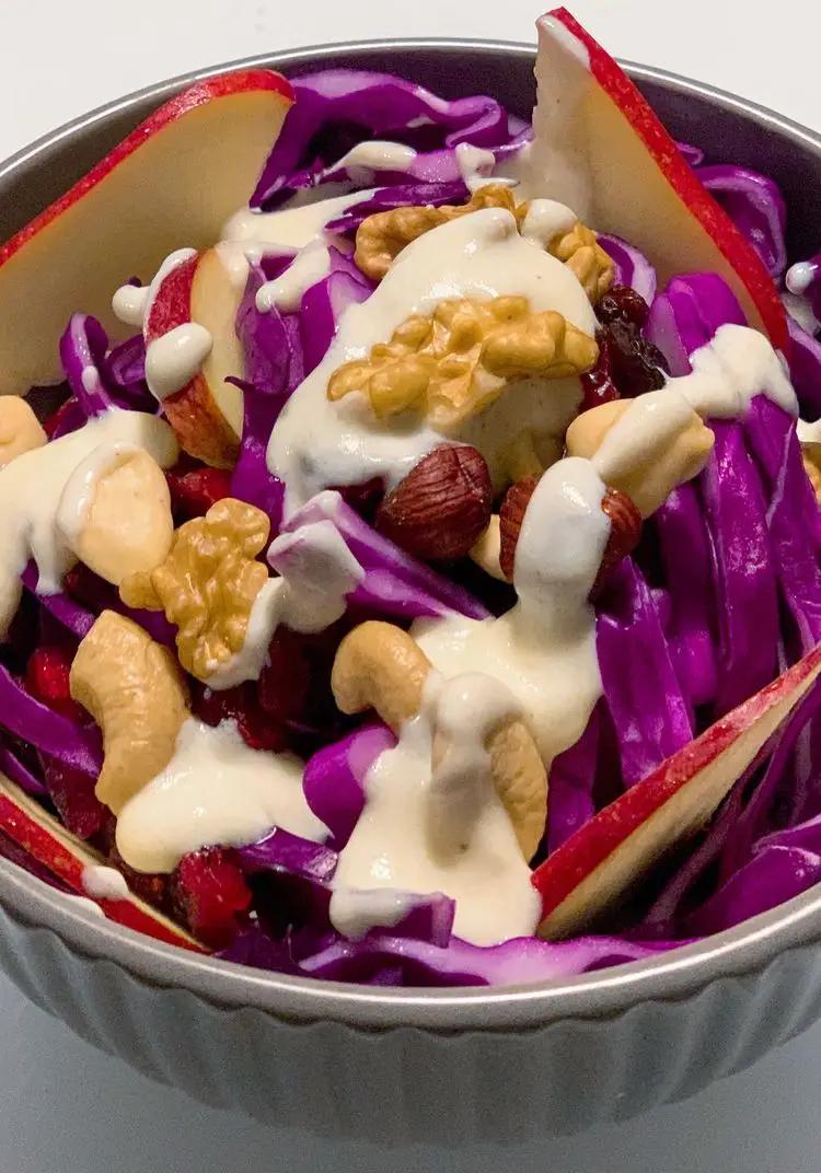 Ricetta Insalata di cavolo viola con frutta secca e dressing allo yogurt di martinalasaluteincucina