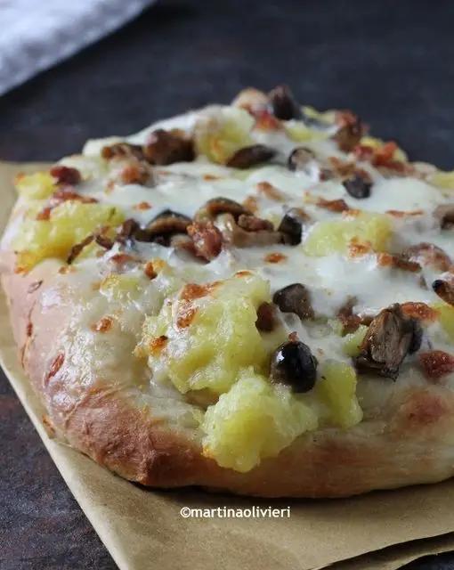 Ricetta Pizza con patate, salsiccia e funghi di MartinaOlivieri