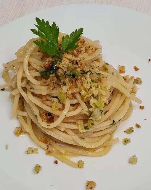 Ricetta Spaghetti aglio e olio con colatura di alici e pane saporito di foodexcellence