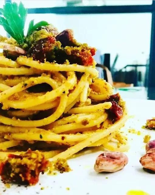 Ricetta Spaghetti con pomodori secchi e pane croccante al pistacchio di idadf1989