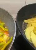 Immagine del passaggio 5 della ricetta Pipi e patati 😋😋😋🫑🫑🫑patate e peperoni calabresi🌶🌶🌶🌶
