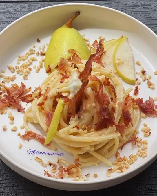 Ricetta Spaghetti alla chitarra con pere,gorgonzola e speck di melinaincucina