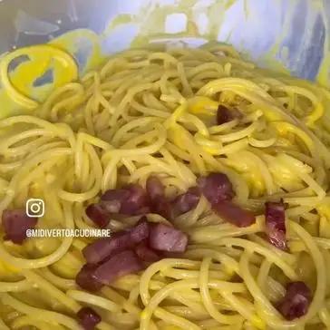 Passaggio 1848 della ricetta Spaghetti con crema di parmigiano, zafferano e pancetta affumicata