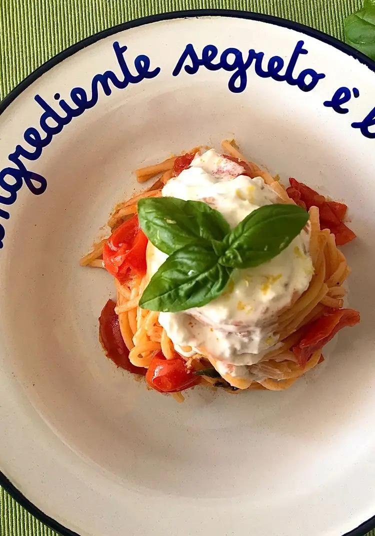 Ricetta Spaghetti al pomodoro, stracciatella e scorza di limone 🍋😍🍅 di midivertoacucinare