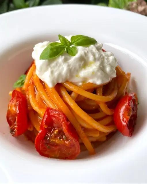 Ricetta Spaghetti con crema di pomodori arrosto e stracciatella.  di midivertoacucinare