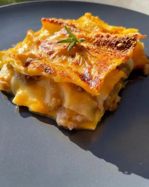 Ricetta Lasagna con zucca, salsiccia e scamorza affumicata #apranzodainonni di midivertoacucinare