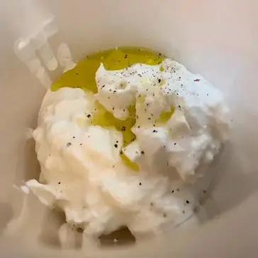 Immagine del passaggio 4 della ricetta Risotto allo zafferano con crema di burrata e tartare di gamberi