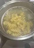 Immagine del passaggio 3 della ricetta Fusilloni con crema di zucchine, speck croccante e pecorino
