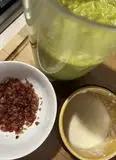 Immagine del passaggio 6 della ricetta Fusilloni con crema di zucchine, speck croccante e pecorino