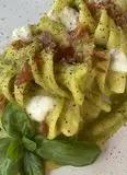 Immagine del passaggio 8 della ricetta Fusilloni con crema di zucchine, speck croccante e pecorino