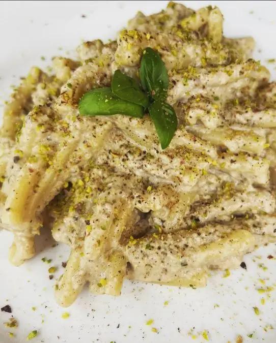 Ricetta Caserecce con crema di melanzane , stracciatella  e granella di pistacchi. di chiarazica