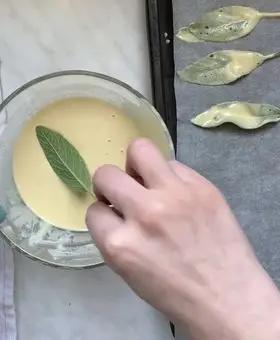 Immagine del passaggio 3 della ricetta Salvia croccante al forno 
