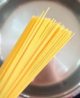 Immagine del passaggio 2 della ricetta Spaghetti alla carbonara