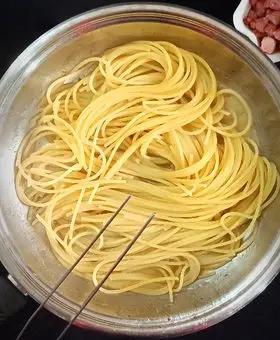 Immagine del passaggio 8 della ricetta Spaghetti alla carbonara