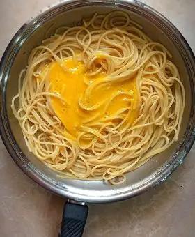 Immagine del passaggio 10 della ricetta Spaghetti alla carbonara