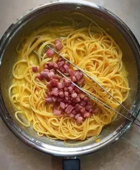 Immagine del passaggio 11 della ricetta Spaghetti alla carbonara