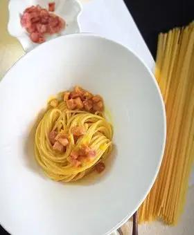 Immagine del passaggio 12 della ricetta Spaghetti alla carbonara