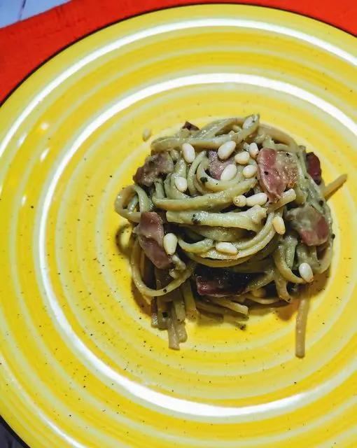 Ricetta Spaghetti con crema di melanzane, pancetta e pinoli di cucinafocus