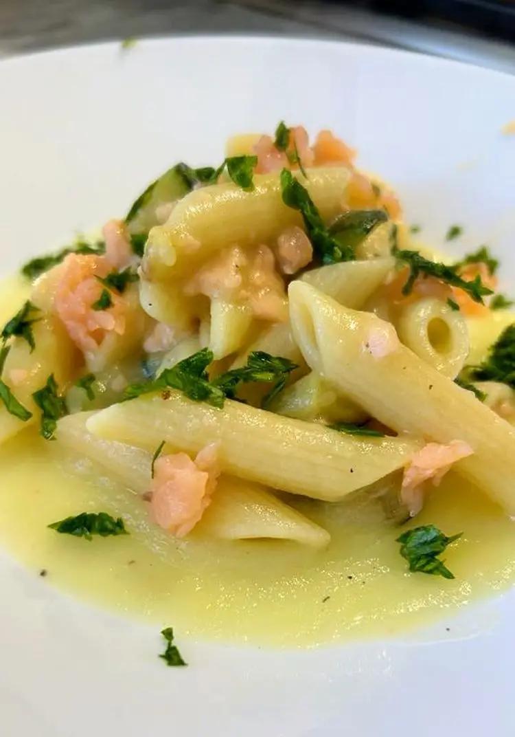 Ricetta Penne salmone affumicato, zucchine e crema di patate 😋 di michelserpietri