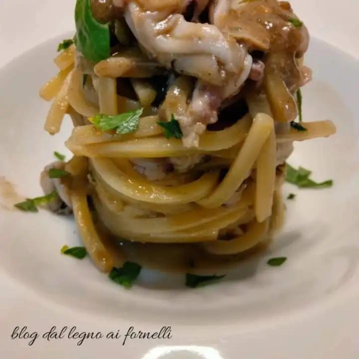 Ricetta Spaghetti con calamari spillo di dallegnoaifornelli