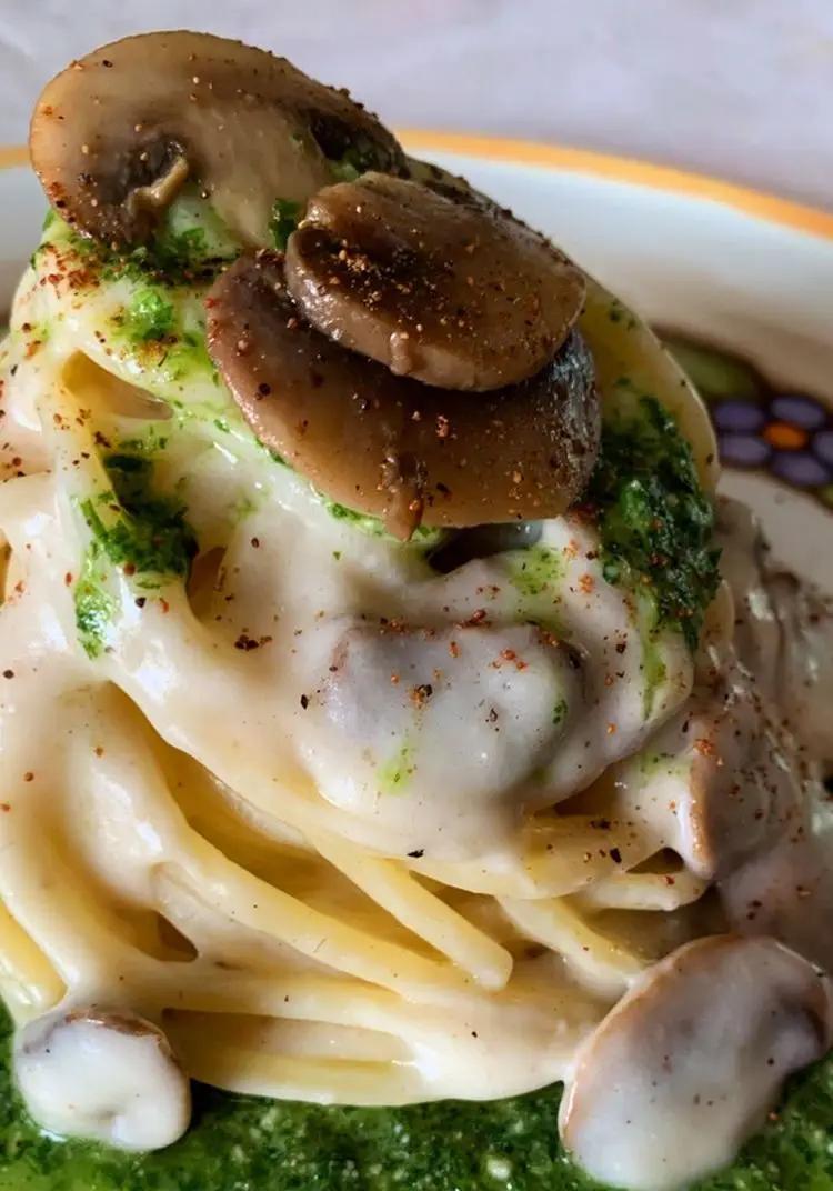 Ricetta Spaghettoni ai funghi champignon, avvolti da crema al parmigiano e pesto di rucola, con una spolverata di noce moscata. di incucinacongiusyf