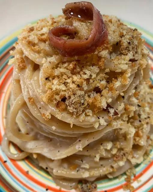 Ricetta Spaghetti con crema di cipolle, acciughe e croccante di mollica tostata di incucinacongiusyf