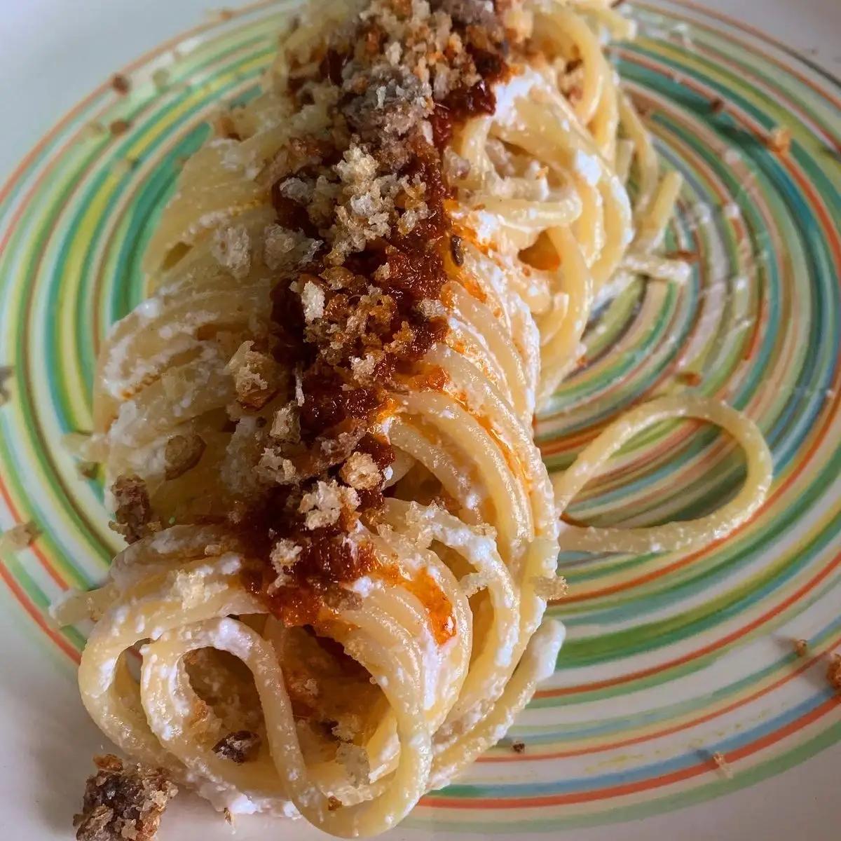 Ricetta Spaghetto alla ricotta con pesto di pomodori secchi e croccante di mollica tostata aromatizzata alle acciughe di incucinacongiusyf