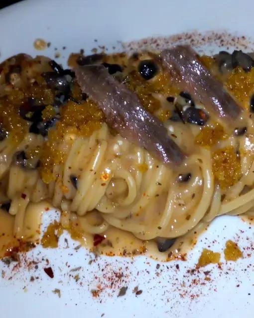 Ricetta Spaghettone aglio, olio e peperoncino in acqua di pomodoro, acciughe, olive e pangrattato di Max