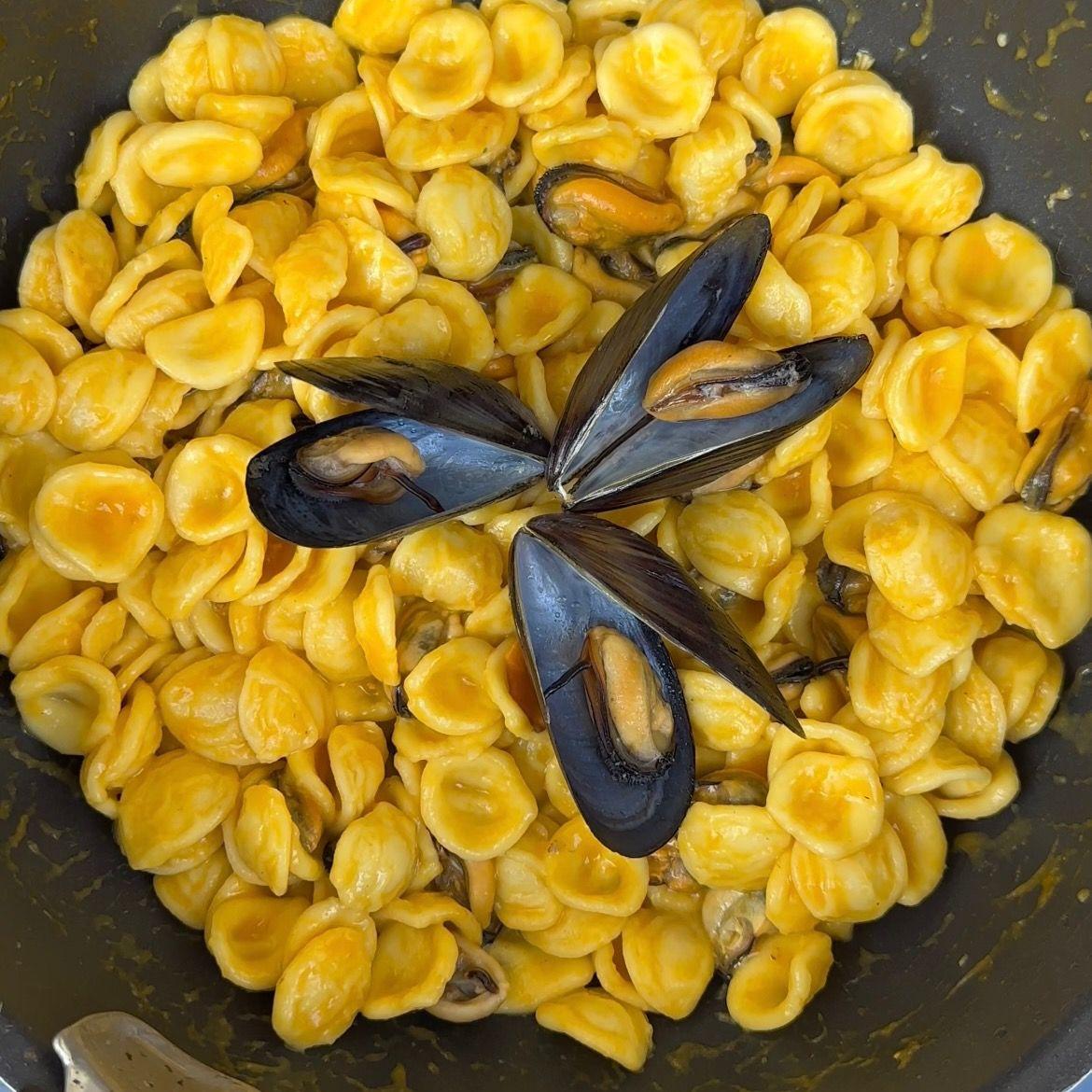 Ricetta Pasta con crema di datteri giallo e cozze 🦪 di lo_spadellatore