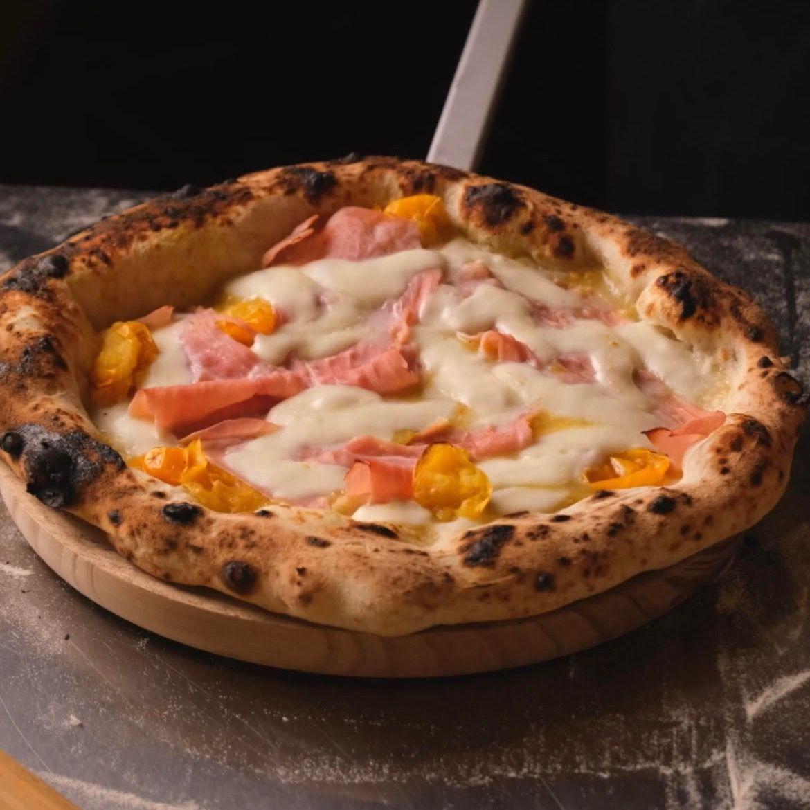 Ricetta Pizza con pomodoro giallo, cotto, fior di latte e patate 🍕 di vuoiassaggiare