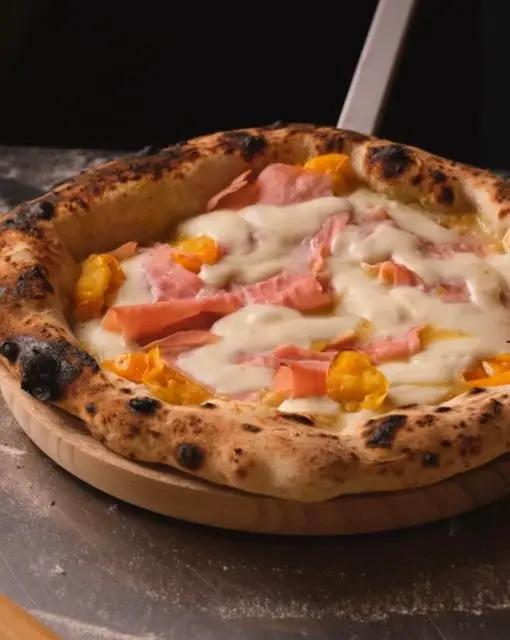 Ricetta Pizza con pomodoro giallo, cotto, fior di latte e patate 🍕 di vuoiassaggiare