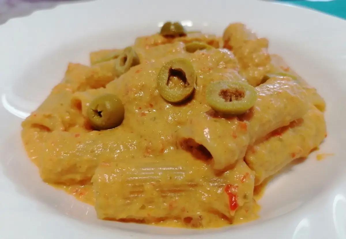 Ricetta Pasta con crema di peperoni, ricotta e olive di ilaria