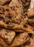 Immagine del passaggio 5 della ricetta Scaloppine di vitella olive, capperi e origano