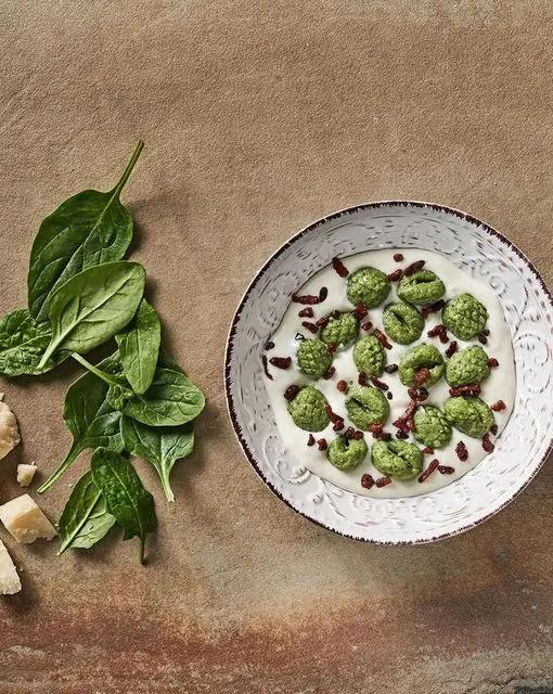 Ricetta Gnocchi di ricotta e spinaci con crema di parmigiano e pancetta croccante di mammaemma.gnocchi