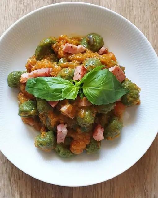 Ricetta Gnocchi di ricotta e spinaci con zucchine e pomodorini di mammaemma.gnocchi