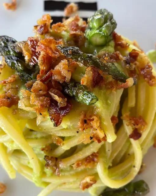 Ricetta Spaghetti con crema di asparagi e guanciale croccante😍 di _foodcry_
