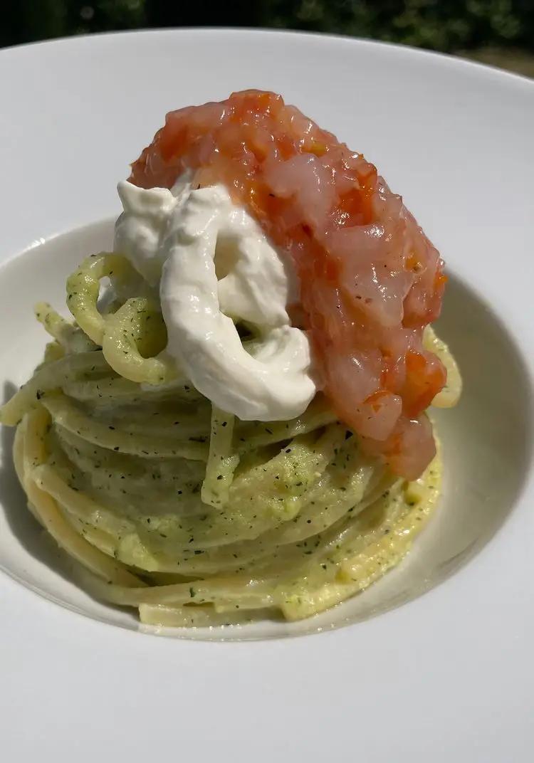 Ricetta Spaghetti quadrati con crema di zucchine, stracciatella e tartar di gamberi e pomodorini pachino. di _foodcry_