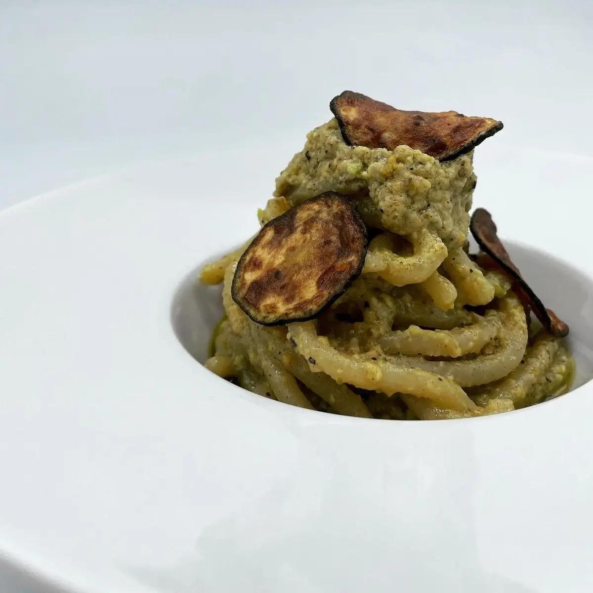 Ricetta Pici senesi al pesto di pistacchio con zucchine croccanti di _foodcry_