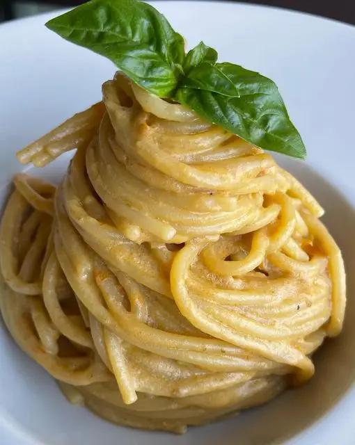 Ricetta Spaghetti con crema di pomodorini, ricotta e basilico. di _foodcry_