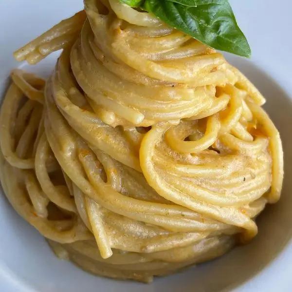 Ricetta Spaghetti con crema di pomodorini, ricotta e basilico. di _foodcry_