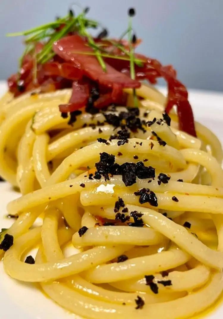 Ricetta Spaghetti aglio olio e peperoncino,polvere di olive nere e prosciutto croccante di Alex.fiacco