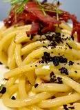 Immagine del passaggio 1 della ricetta Spaghetti aglio olio e peperoncino,polvere di olive nere e prosciutto croccante