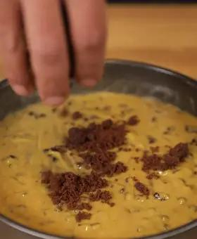 Immagine del passaggio 5 della ricetta Sbriciolata al cacao con crema pasticcera al pistacchio e gocce di cioccolato