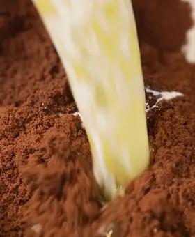 Immagine del passaggio 1 della ricetta Sbriciolata al cacao con crema pasticcera al pistacchio e gocce di cioccolato