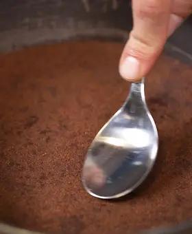 Immagine del passaggio 2 della ricetta Sbriciolata al cacao con crema pasticcera al pistacchio e gocce di cioccolato
