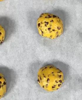 Immagine del passaggio 4 della ricetta Cookies con gocce di cioccolato