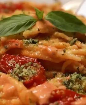 Immagine del passaggio 5 della ricetta Trofie con crema di burrata e pomodorini e parmigiano al basilico