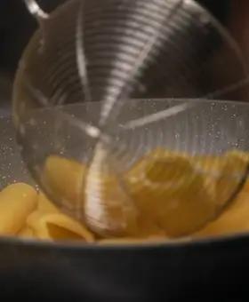 Immagine del passaggio 5 della ricetta Paccheri con crema di pistacchi, cozze e pecorino